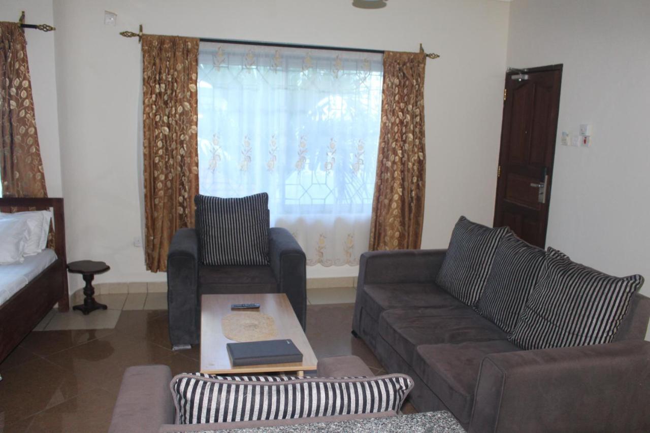 Chamiachi Hotel & Apartments Bamburi Extérieur photo
